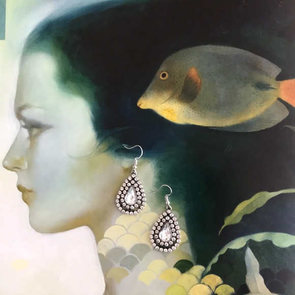 Paparrazzi Accessories Dressy Dangle Earrings White Crystal Pear-shaped Wedding - Picture 2 of 3